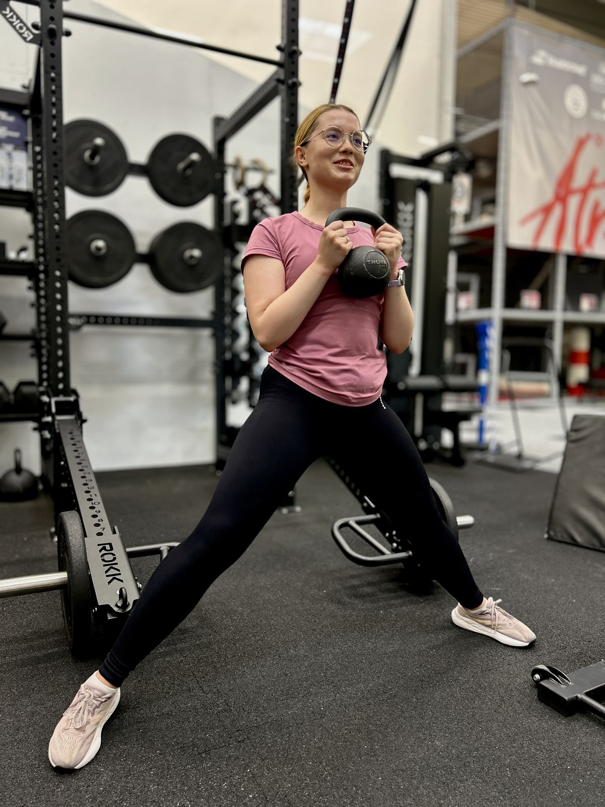 Wykrok boczny z kettlebellem — trening nóg pod narty w studiu Athletic Spot na Zawiłej